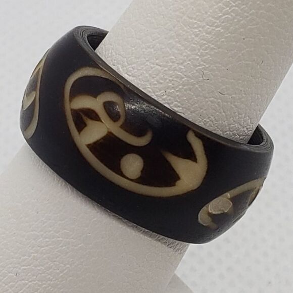 Brown & Cream Carved Ring - Picture 3 of 6